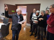 Michael Scheuss führt eine Gruppe Interessierte durch das Kirchgemeindehaus. (Bild: Nicole D'Orazio)