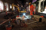 Die Reparaturarbeiten am kaputten Wasserrohr laufen noch bis in die Nacht hinein. (Bilder: Sandro Büchler)