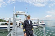 Oberkapitän Erich Hefti legt mit der MS Rhyspitz in Güttingen an. (Bild: Donato Caspari/31.5.2017)