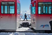 Die Bahnstrecke Vitznau–Kulm soll mit neuem Rollmaterial ausgestattet werden. (Bild: Dominik Wunderli, Vitznau, 7. April 2015)