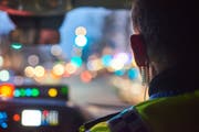 Die Polizei auf dem Weg zu einer Razzia. (Bild: Rudi Renoir Appoldt, Berlin, 1. März 2019)