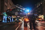 Ein Auto, das nicht ordnungsgemäss gemeldet ist, wird bei einer Kontrolle abgeschleppt. (Bild: Rudi Renoir Appoldt, Berlin Neukölln, 1. März 2019)