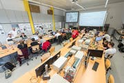 Studenten im Labor für Mess- und Simulationstechnik an der Interstaatlichen Hochschule für Technik Buchs. (Bild: Hanspeter Schiess)