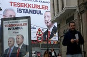 In Istanbul sind noch immer Plakate von den Kommunalwahlen zu sehen. (Bild: Erdem Sahin/EPA, 2. April 2019)