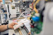 Nähtest während der Montage einer Maschine im Bernina-Werk Steckborn. (Bild: PD)