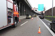 Ein Autofahrer bemerkte im stockenden Verkehr vor ihm den Motorradfahrer zu spät und prallte mit seinem Auto in das Motorrad des 31-jährigen Mannes. (Bild: Kapo SG)