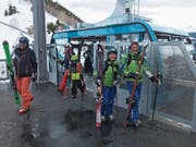 Gut gelaunt und bereit für die Pisten: Die ersten Passagiere der neuen Pendelbahn kamen am Samstag im Skigebiet Disentis an. (Bild: PD)