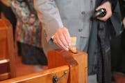 Dank der verstärkten Bauweise der Opferstockkassen in der Kirche Schaan konnten die Täter nicht zum Inhalt vordringen, anders als es bei diesem Modell möglich gewesen wäre. (Symbolbild: Susann Basler)
