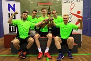 Die fünf Playoff-Spieler des Squashclub Grabs – Daryl Selby, Luca Wilhelmi, Yannick Wilhelmi, Rudi Rohrmüller und Joel Makin (von links) – freuen sich über den Schweizer Meistertitel und stemmen gemeinsam den Pokal. (Bild: Robert Kucera)