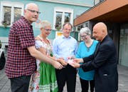 Ralph Haltinner, EFFVAS-Präsident, Doris Lippuner, Udo Ingber und Judith Schibler, Vorstandsmitglieder der lokalen Sektion (von links), mischen mit Zauberer Danini die Karten auf. (Bild: Hansruedi Rohrer)