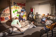 Beim Theaterstück «Die Insider» laufen viele Szenen parallel ab. Hier wird noch geprobt. (Bild: Roger Grütter, Entlebuch, 7. April 2019)