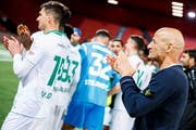 Die St.Galler mit Trainer Peter Zeidler bedanken sich bei den mitgereisten St.Galler Anhängern. (Bild: Valentin Flauraud/KEY)