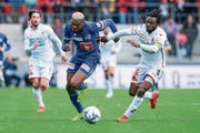 Luzerns 2:1-Torschütze Blessing Eleke (links) im Zweikampf mit Sions Xavier Kouassi. (Bild: Martin Meienberger/Freshfocus (Sion, 7. April 2019))