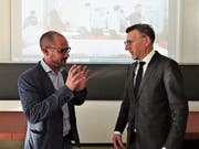 Professor Thomas Utz (links) und RSW-Präsident Christoph Gull erläutern den Delegierten den Zukunftsworkshop. (Bild: Hanspeter Thurnherr)