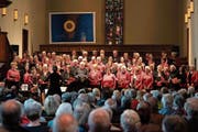 Die «Gospelfriends» während des Benefizkonzerts in der evangelischen Stadtkirche. (Bild: Andreas Taverner)
