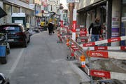 Links Autos und Baumaschinen, rechts Baustelle: Fussgänger haben derzeit kein leichtes Durchkommen in der Engelgasse. (Bild: Reto Voneschen – 3. April 2019)