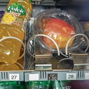 Stein des Anstosses sind diese aufwendigen PVC-Verpackungen. (Bild: Leserreporter)