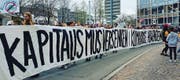 Klimastreiker sind wegen linker Parolen und Aktionen nicht beunruhigt. Zensur werde es deshalb nicht geben, heisst es. (Bild: sozialismus.ch)