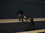 Eine Gruppe von Frauen überqueren in Mexiko den Rio Grande auf ihrem Weg in die USA. (Bild: KEYSTONE/EPA EFE/DAVID PEINADO)