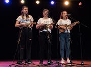 Jaqueline Mahler, Carmen Zemp und Corin Kaufmann (v.l.n.r.) sorgten an der Vernissage mit ihren Ukulele-Songs für eine gute Stimmung. (Bild: PD/ Conny Duss)