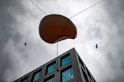 Düstere Wolken über Raiffeisen – es kommt zu einem Stellenabbau.