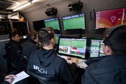 Sechs Kameras liefern die Bilder, mithilfe derer der VAR den Schiedsrichter auf Fehlentscheidungen aufmerksam macht. (Bild: Peter Schneider/KEY)