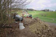 Im frisch ausgehobenen Graben für eine Wasserleitung lösten sich die Massen und begruben den Arbeiter unter sich. (Bild: Kapo: SG)