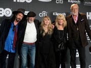 Fleetwod Mac mit Stevie Nicks (M) musste wegen einer Erkrankung von Nicks mehrere Konzerte in Nordamerika absagen. (Bild: KEYSTONE/AP Invision/CHARLES SYKES)