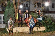 Die Goldenen Zitronen mit Sänger Schorsch Kamerun vorne in der Mitte. (Bild: Frank Egel)