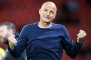St.Gallen-Trainer Peter Zeidler steht die Erleichterung über den wichtigen Sieg gegen Xamax ins Gesicht geschrieben. (Bild: Keystone)