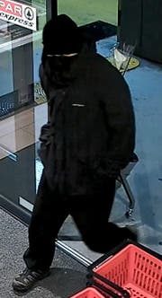 Der Täter betrat den Tankstellenshop um kurz nach 5 Uhr. (Bild: Kapo SG)