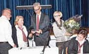 Manuela Villani und Martin Lutz (l.) ehrten Bernhard und Susanne Lapp für ihr 30-jähriges Wirken für die Ortsgemeinde. (Bild: René Jann)