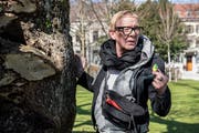 Pia Ricci beim Steineverstecken im Stadtpark. (Bild: Adriana Ortiz Cardozo)