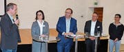 Unter der Leitung von Ralph Dietsche (Mitte) diskutierten (von links) Heimleiter Laurent Déverin und Birgit Schwenk, Chefärztin Geriatrie, sowie Kantonsrat Michael Schöbi und der Filmschaffende Fabian Biasio. (Bild: Max Pflüger)