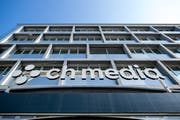 Das Logo von CH Media Logo am LZ Medienhaus an der Maihofstrasse in Luzern. (Bild: Philipp Schmidli)