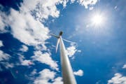 Dieses Windrad in Haldenstein bei Chur liefert genügend Strom für ein Dorf mit 1000 Einwohnern. In den Ostschweizer Kantonen gibt es bislang keine Windkraftwerke dieser Grössenordnung. (Bild: Benjamin Manser)