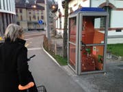Zuletzt war die Telefonkabine mit Spielzeugpferden gestaltet. (Bild: Reto Voneschen)