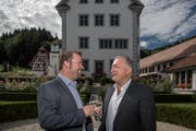 Thomas Roos (Gemeindepräsident Ebersecken) und Urs Kaufmann (Gemeindepräsident Altishofen) beim Schloss Altishofen nach Bekanntgabe des Fusion-Entscheids. (Bild: Pius Amrein, Altishofen, 23. September 2018)
