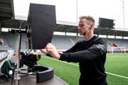 Der Schiedsrichter – hier Alain Bieri – hat die Möglichkeit, sich die Situation am Spielfeldrand noch einmal anzuschauen. (Bild: Urs Lindt/Freshfocus)