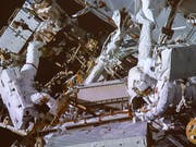 David Saint-Jacques (r,) und Anne McClain hangeln sich an der Aussenwand der ISS entlang. (Bild: KEYSTONE/AP NASA/Canadian Space Agency/CP)