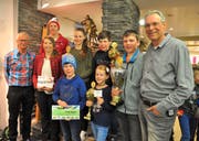 Sieger und Beschenkte zusammen mit den Sponsoren; hinten von links: Andreas Schuler, Anja Wipfli, Noah Gisler, Robin Zurfluh und Hansueli Imholz. Vorne von links: Edi Arnold, Sarah Briker-Stucki, Julian Planzer und Chiara Aschwanden. (Bild: Josef Mulle, Bürglen, 4. April 2019)