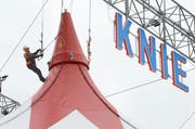 Arbeit an der Zeltaufhängung in luftiger Höhe. (Bild: Hansruedi Rohrer)