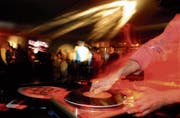 Die offene Jugendarbeit Altdorf bietet jungen DJs die Möglichkeit, ihre Musik an einer Party zu präsentieren. (Symbolbild: LZ/Carmela Odoni)