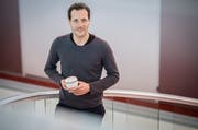 Der Frauenfelder Thomas Helbling hat in Zürich ein erfolgreiches Start-up-Unternehmen gegründet. Seine Firma Caru stellt Sensoren her, die Senioren dabei helfen, möglichst lange selbständig zu bleiben. (Bild: Reto Martin)