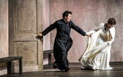 Sie können voneinander nicht lassen: der Chevalier des Grieux (Piotr Bezcala) und Manon (Elsa Dreisig). Bild: Toni Suter