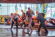 Der Boden des Auto-Scooters wird gewischt: Aufbauarbeiten für den Frühlingsjahrmarkt. (Bild: Hanspeter Schiess - 9. April 2018)