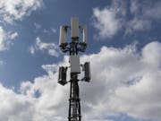 Der Kanton Waadt setzt die Installation von 5G-Antennen nicht aus. Der Staatsrat präzisierte eine entsprechende Aussage von Ratskollegin Jacqueline de Quattro (FDP) im Grossrat. (Bild: Keystone/PETER KLAUNZER)
