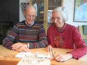 Heinz und Maria Luisa Nüesch, Stiftung Spielraum-Lebensraum, zeigen stolz das Modell vom «Storchennest». (Bild: PD)