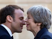 Die Harmonie ist nur vordergründig: In Sachen Brexit sind sich der französische Präsident Macron und die britische Premierministerin May alles andere als einig (beim Empfang im Elysée-Palast in Paris). (Bild: KEYSTONE/EPA/IAN LANGSDON)