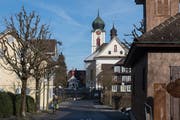 Ja, Ebikon ist ein Dorf – hier die Dorfstrasse –, aber eines mit fast 14'000 Einwohnern. Zu gross für eine Gemeindeversammlung. (Bild: Boris Bürgisser, 18. Januar 2019)
